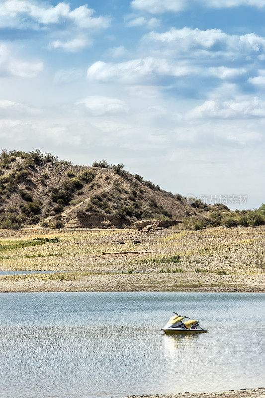 水上摩托艇停泊在El Carrizal大坝，里瓦达维亚，门多萨，阿根廷。